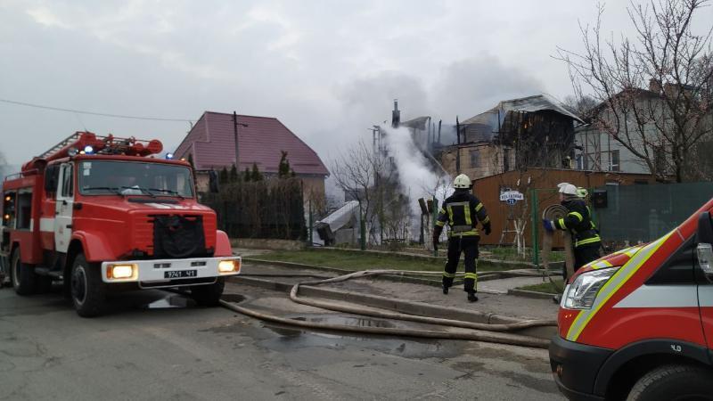 м. Київ: рятувальники ліквідували пожежу в приватному будинку
