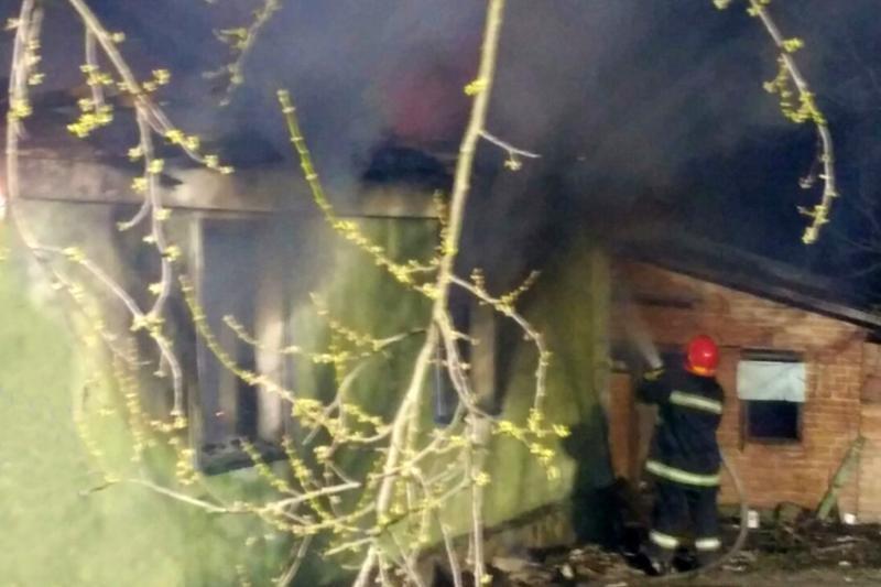 На Хмельниччині вогнеборці ліквідували пожежу житлового будинку, в результаті якої постраждало троє людей (ВІДЕО)