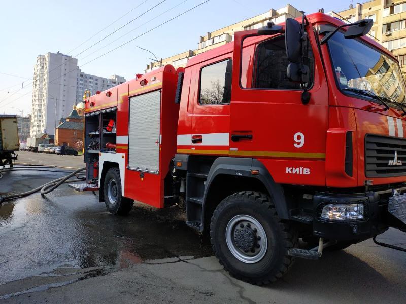 м. Київ: рятувальники ліквідували пожежу в автомобілі
