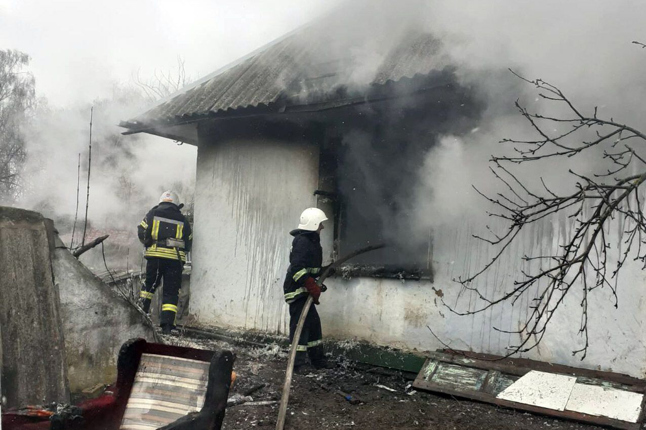 Хмельницька область: вогнеборці оперативно приборкали пожежу, врятувавши будинок від знищення вогнем (ВІДЕО)