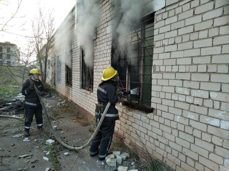 Херсонська оласть: каховські вогнеборці ліквідували загоряння в покинутій будівлі