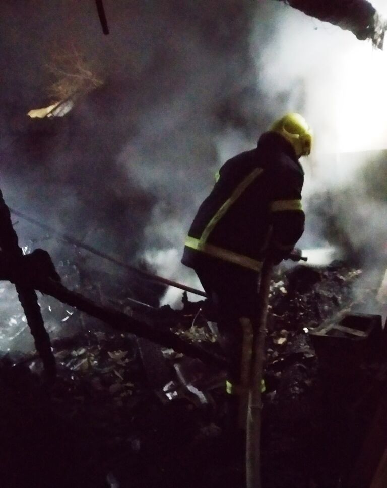 Херсонська область: в Скадовському районі горів дах двох господарчих споруд та житлового будинку