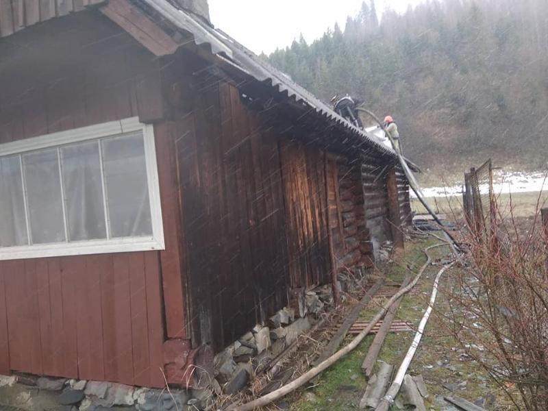 Львівська область: вогнеборці ліквідували займання в дерев’яному житловому будинку