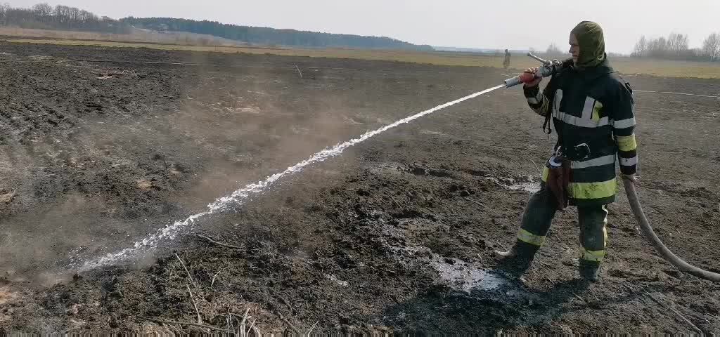 Київська область: рятувальники ліквідували загоряння торфу (ВІДЕО)