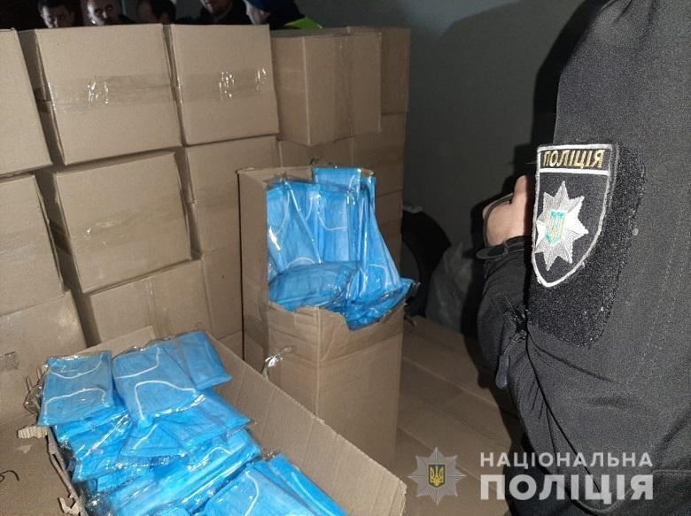 У Києві поліцейські викрили групу розбійників, які відібрали у підприємця 100 000  медичних масок