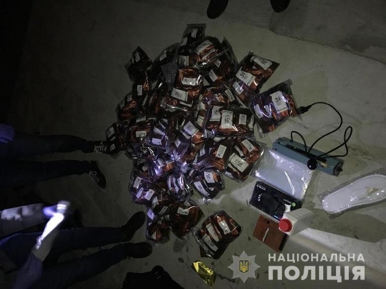 Столичні правоохоронці затримали чоловіка за збут наркотиків: вартість вилученого становить близько одного мільйона гривень