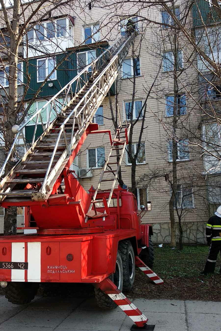 На Хмельниччині надзвичайники врятували з вікна дівчину