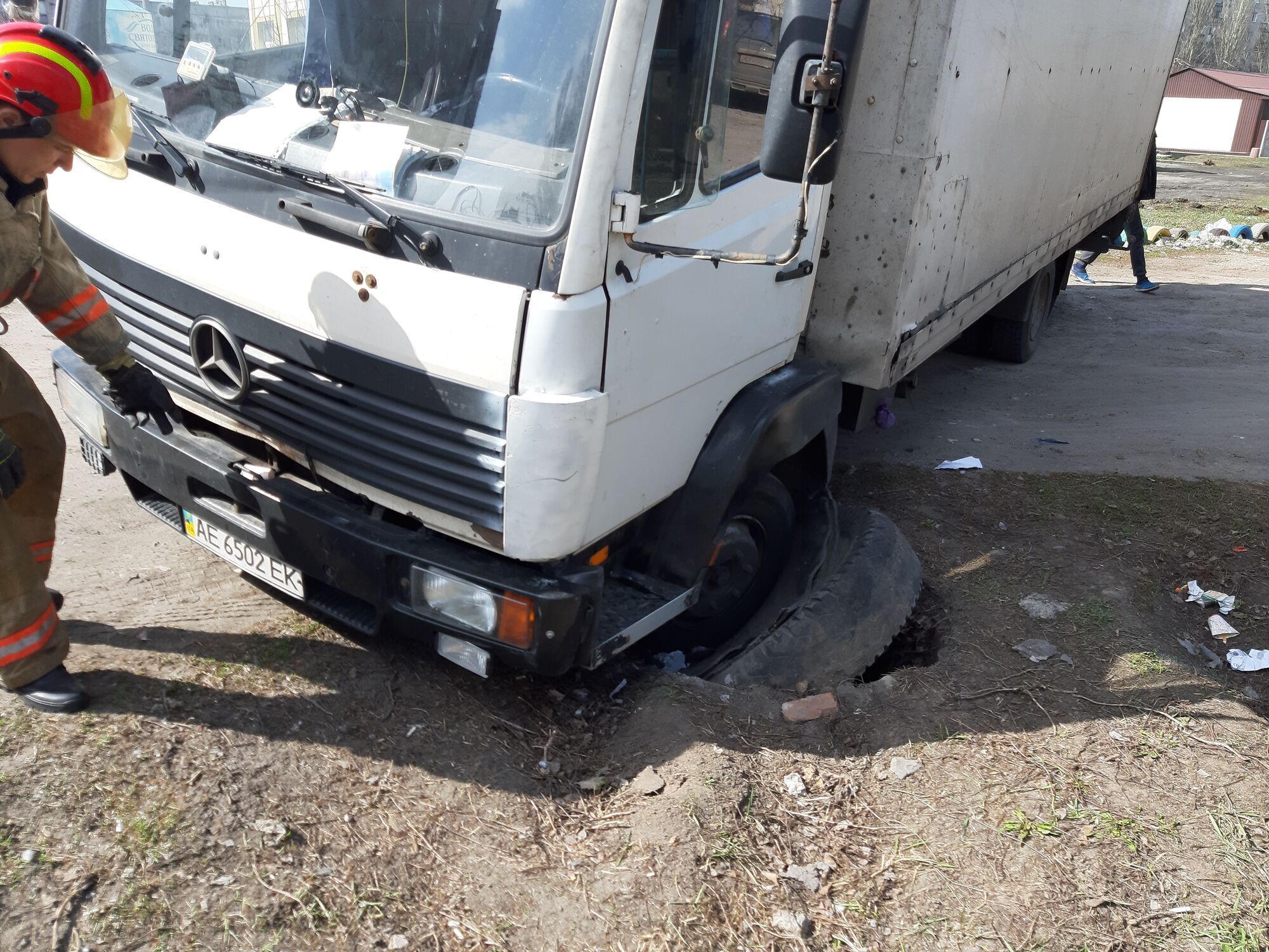 Донецька область: рятувальники витягнули вантажний автомобіль з напівпричепом, що провалився у відкриту каналізацію