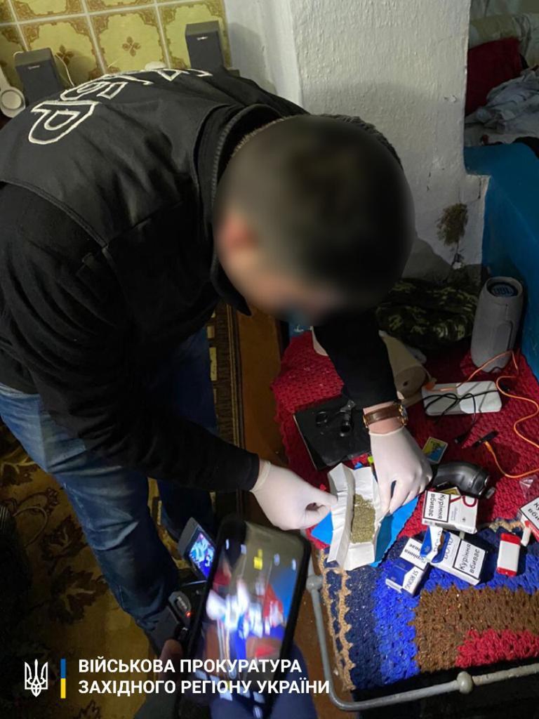 На Буковині військова прокуратура повідомила прикордоннику про підозру у збуті наркотичних засобів