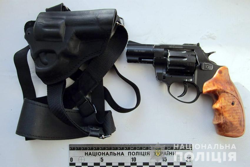 На Хмельниччині поліцейські затримали жителя Рівненської області, який скоїв розбійний напад на оператора заправки