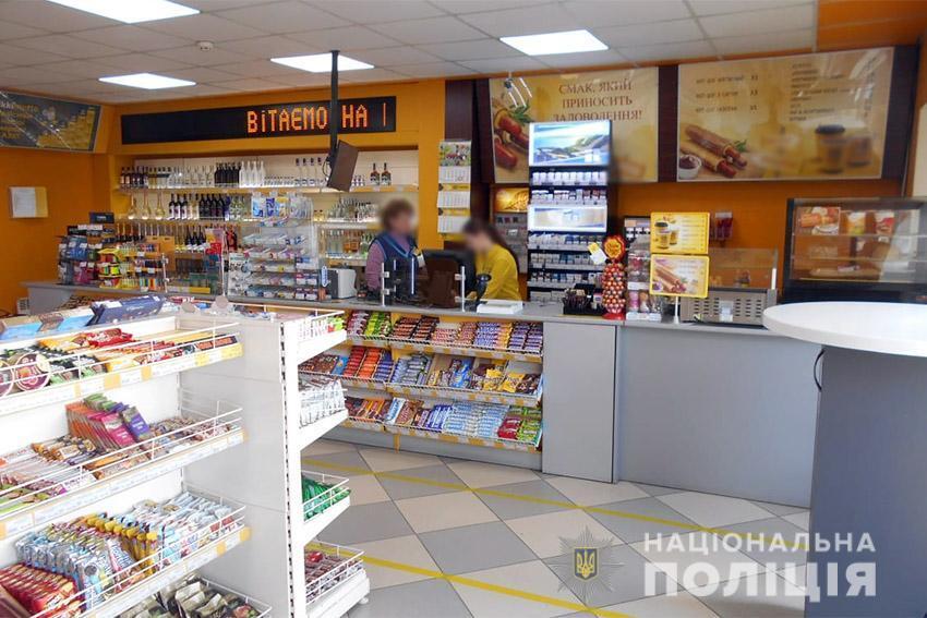 На Хмельниччині поліцейські затримали жителя Рівненської області, який скоїв розбійний напад на оператора заправки