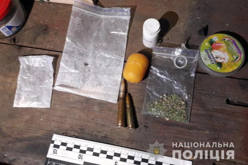 Хмельницькі поліцейські викрили міжрегіональну злочинну групу, яка займалась збутом наркотиків методом закладок