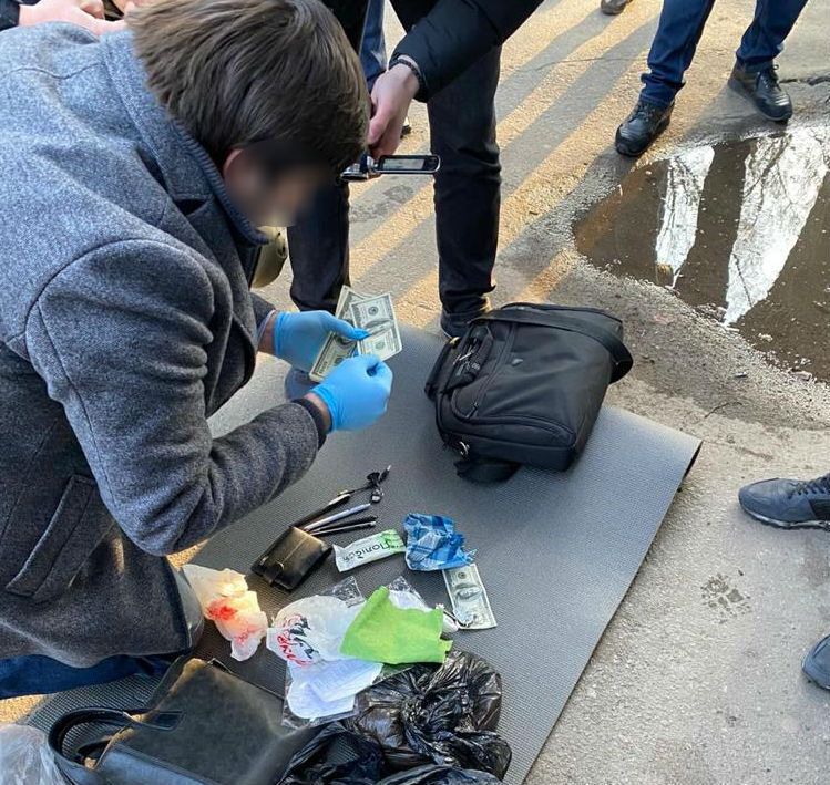 Військова прокуратура викрила начальника медичного пункту військової частини Нацгвардії за підозрою в одержанні 1,5 тис доларів США хабара