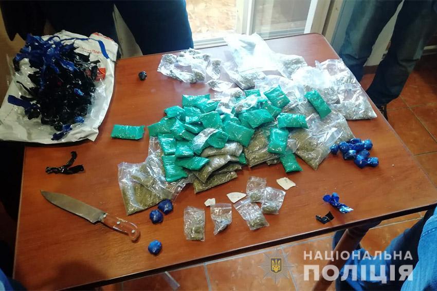 Хмельницькі поліцейські вилучили в закладчика-гастролера наркотиків на 180 тисяч гривень
