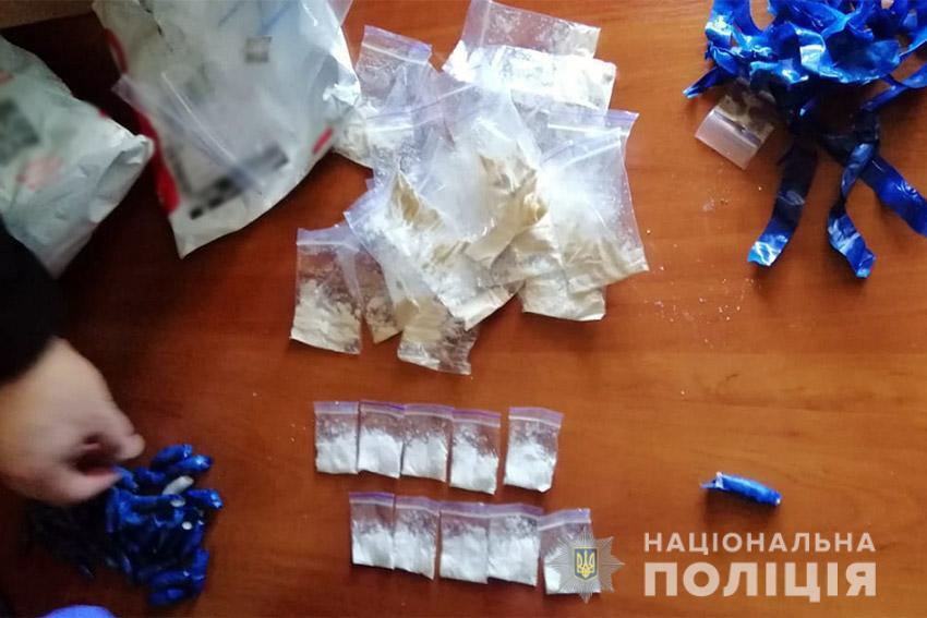 Хмельницькі поліцейські вилучили в закладчика-гастролера наркотиків на 180 тисяч гривень