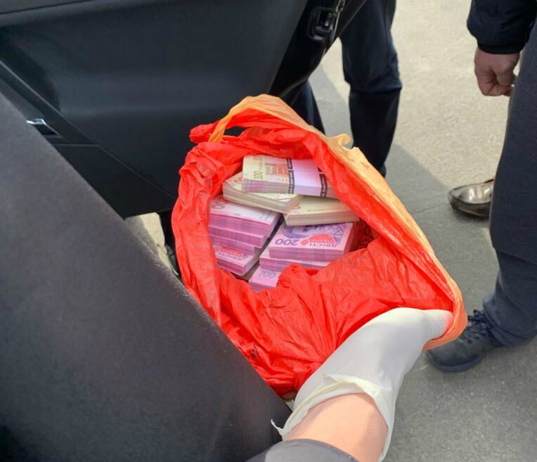Заступника голови однієї з ОТГ Запорізької області затримали за підозрою в отриманні 250 тис грн хабара