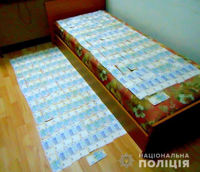 Столичні поліцейські затримали двох чоловіків, які викрали близько 700 тисяч гривень з поштового відділення