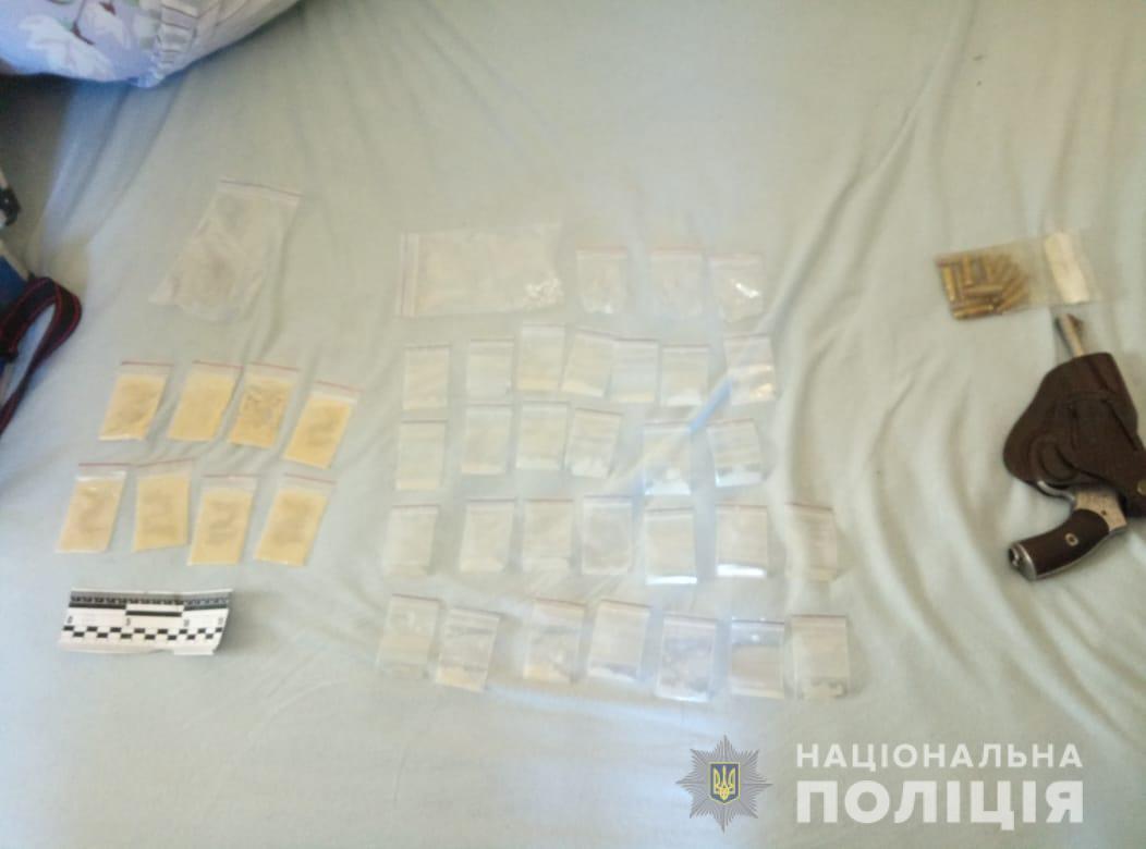 У Дніпрі поліцейські вилучили у членів злочинного угруповання наркотичні речовини на пів мільйона гривень