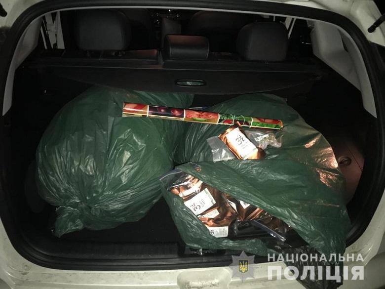 Столичні правоохоронці затримали чоловіка за збут наркотиків: вартість вилученого становить близько одного мільйона гривень