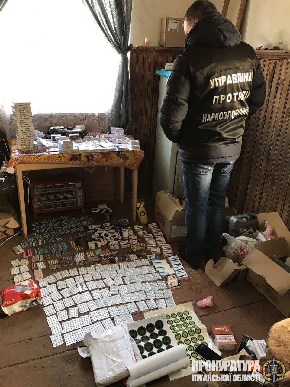 На Луганщині затримали особу за підозрою у збуті через інтернет сильнодіючих лікарських засобів в особливо великих розмірах (ФОТО)