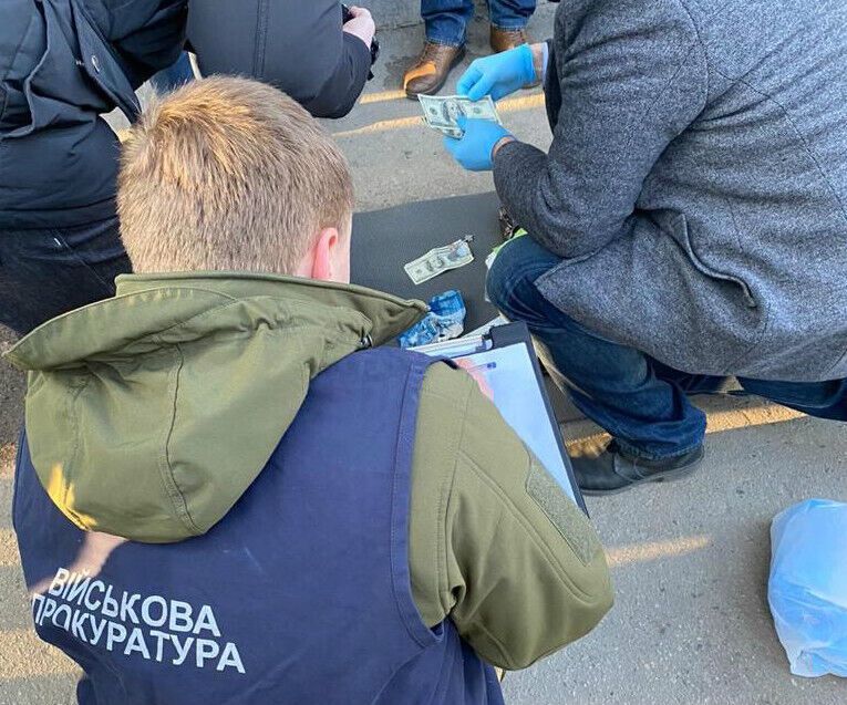 Військова прокуратура викрила начальника медичного пункту військової частини Нацгвардії за підозрою в одержанні 1,5 тис доларів США хабара