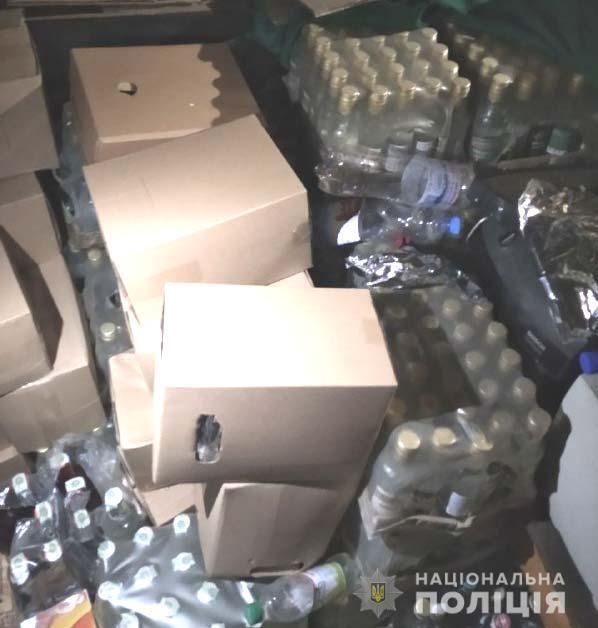 На Рівненщині поліцейські вилучили понад 250 літрів спирту, 1210 пляшок алкоголю та цигарки