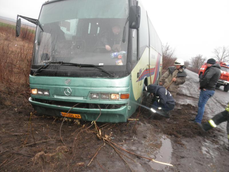 Луганська область: рятувальники допомогли відбуксувати автобус, що з’їхав у кювет