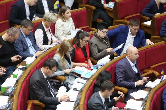 Нардепы «ЕС» попросили у Разумкова попкорн на завтрашнее заседание Рады