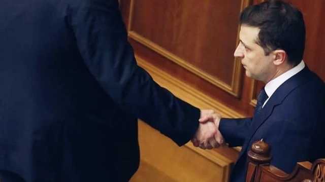 ''Спасибо, что весна, а я еще тут'': сеть обсуждает рукопожатие Зеленского и Порошенко в Раде