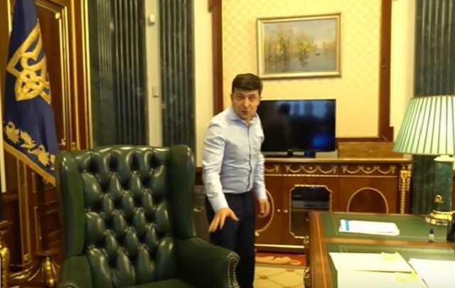 Зеленский объяснил, почему оставил в кабинете роскошь времен Януковича