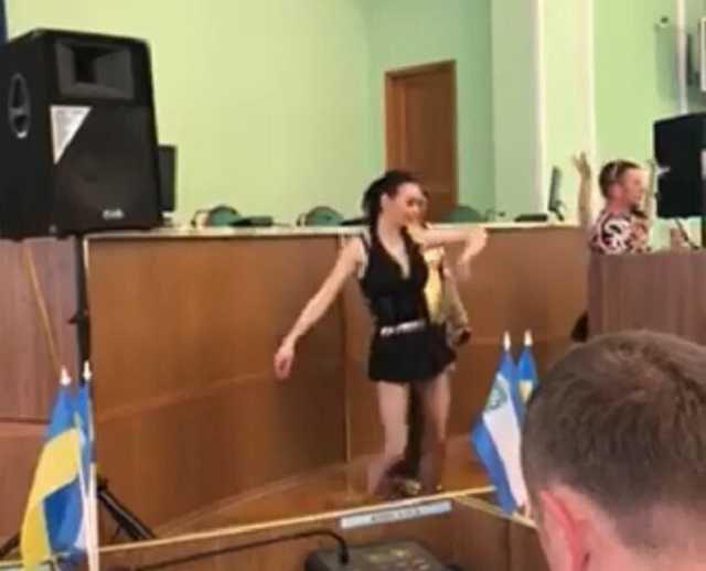 Эротические танцы в Херсонской ОГА: чиновники знали о полуголых девушках