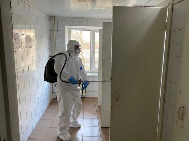 В Киеве госпитализировали 19-летнего парня, который общался с родными погибшей от коронавируса из Радомышля