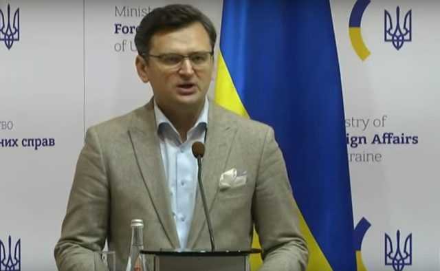 Кулеба призвал украинцев за границей не покупать билеты домой