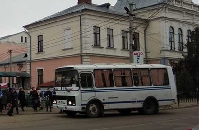 “Щоб сиділи вдома і нікуди не їздили”: пенсіонерам у Чернівцях на період карантину скасували пільги у транспорті