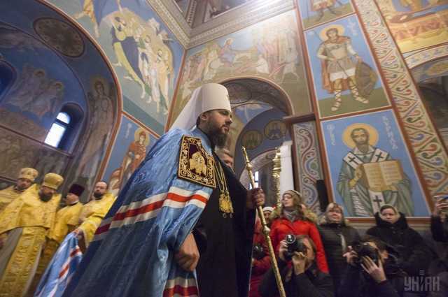 ПЦУ разрешила не целовать иконы и причащаться из одноразовой посуды