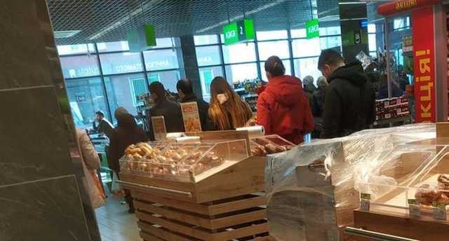 Один супермаркет и тьма 25-этажек: в Киеве людям приходится скапливаться в группы и контактировать