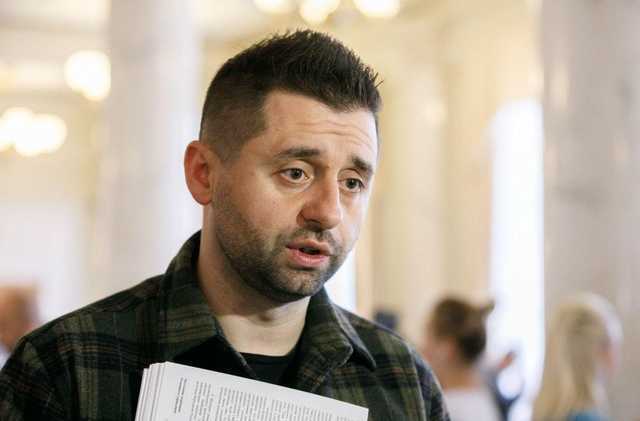 Депутатов хотят посадить на «удаленку»: Арахамия прокомментировал законопроект Стефанчука