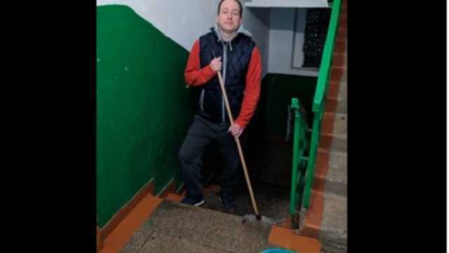 Мешканці Мукачево почали масово мити свої під’їзди хлоркою та закликають інших наслідувати приклад