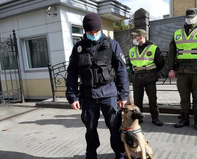 Следит полиция и соседи: как живут эвакуированные украинцы в самоизоляции