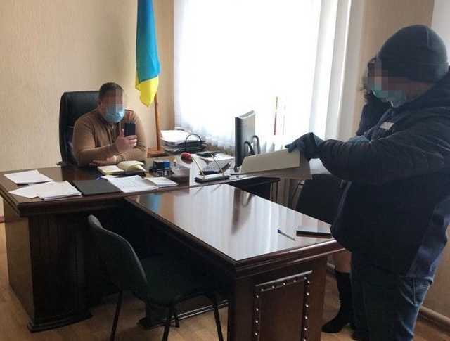 В Житомире подполковник получил взятку от ветерана АТО: посредником был чиновник «Укркосмоса»