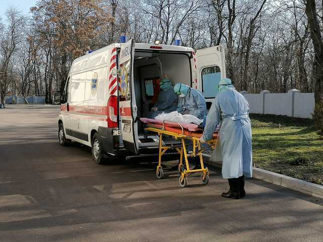 Вспышка коронавируса и «увольнение» медсестер: Что сейчас происходит в Монастырисском районе