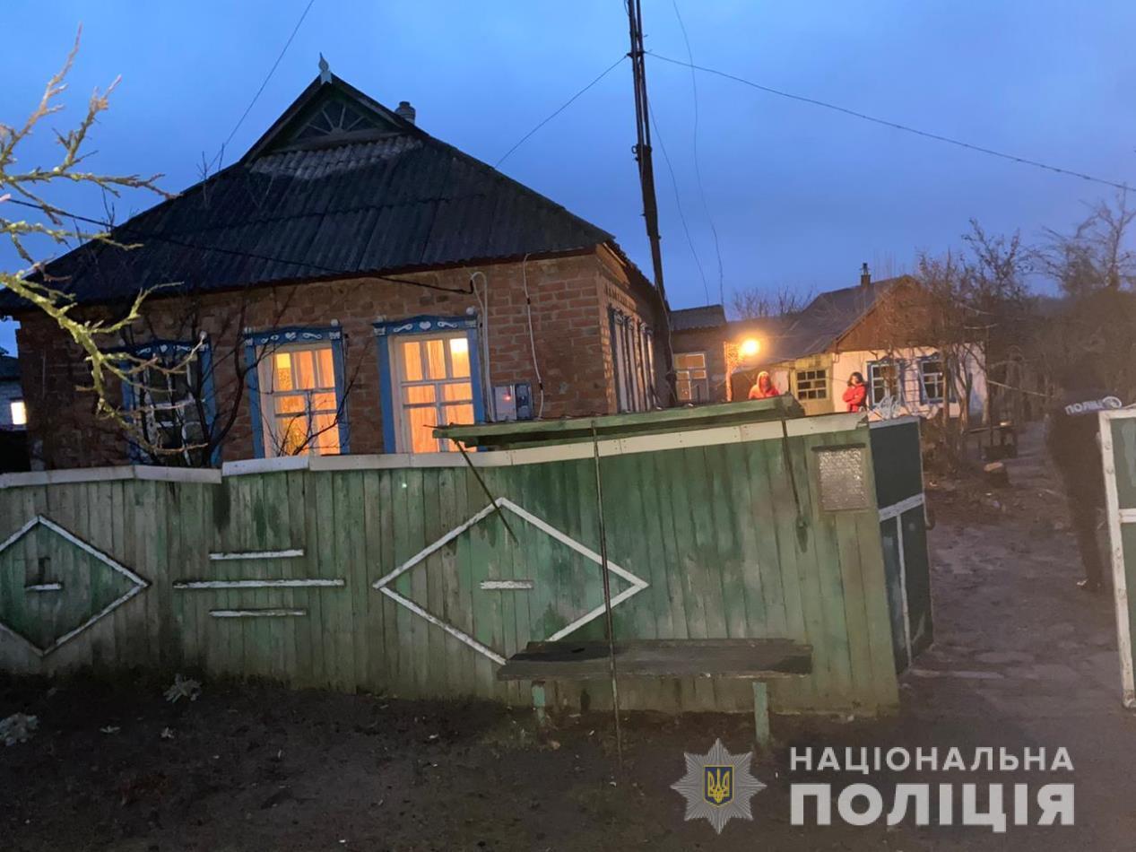 На Харківщині поліцейські оперативно затримали чоловіків, які за ніч скоїли два розбої