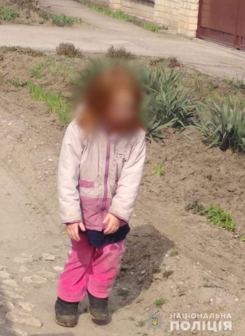 В Херсоні поліцейські врятували 6-річну дівчинку, яку мати на вулиці обливала холодною водою