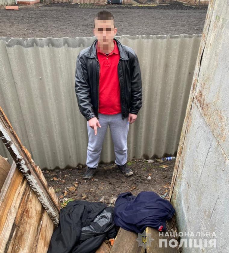 На Харківщині поліцейські оперативно затримали чоловіків, які за ніч скоїли два розбої