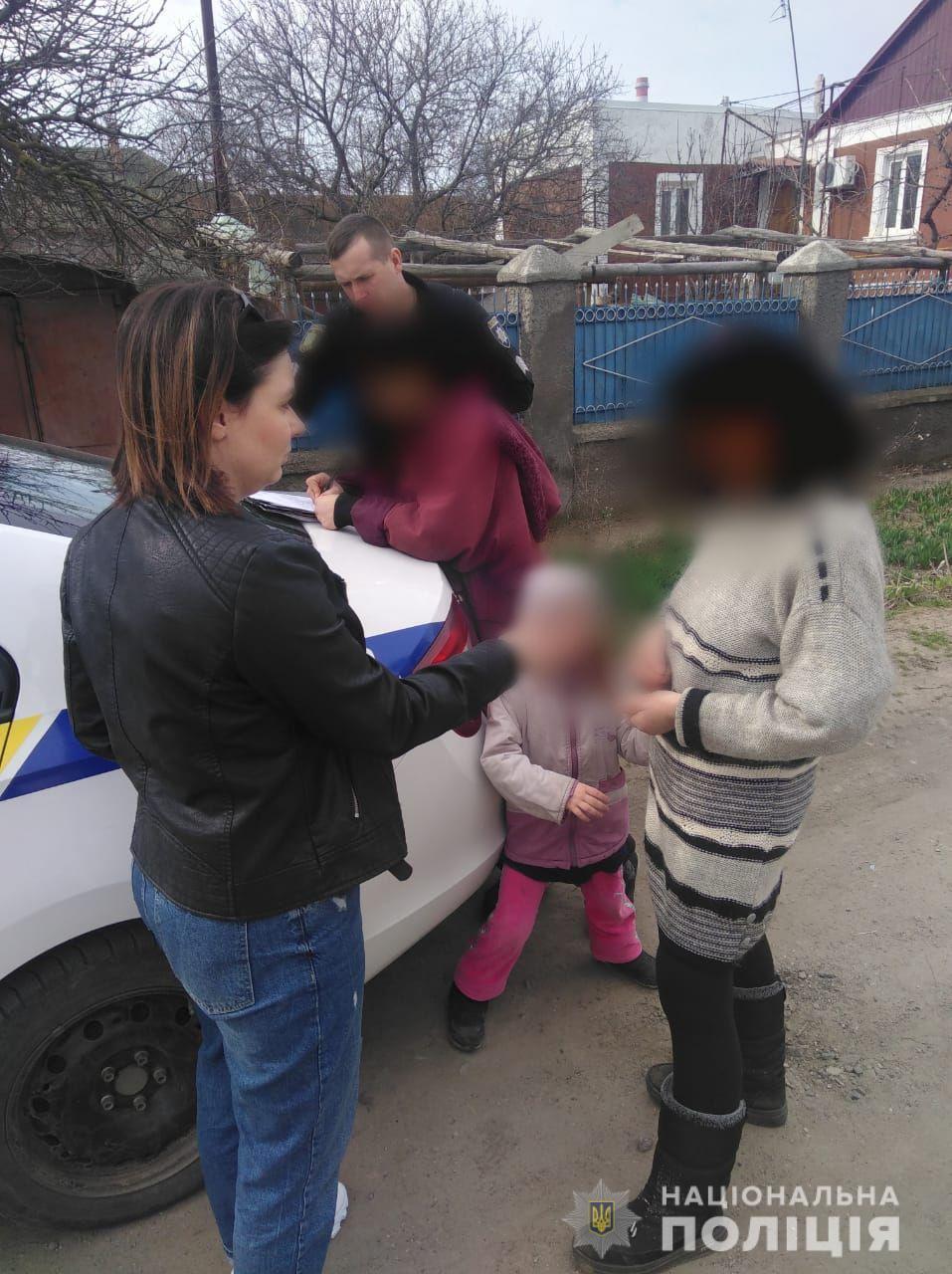 В Херсоні поліцейські врятували 6-річну дівчинку, яку мати на вулиці обливала холодною водою