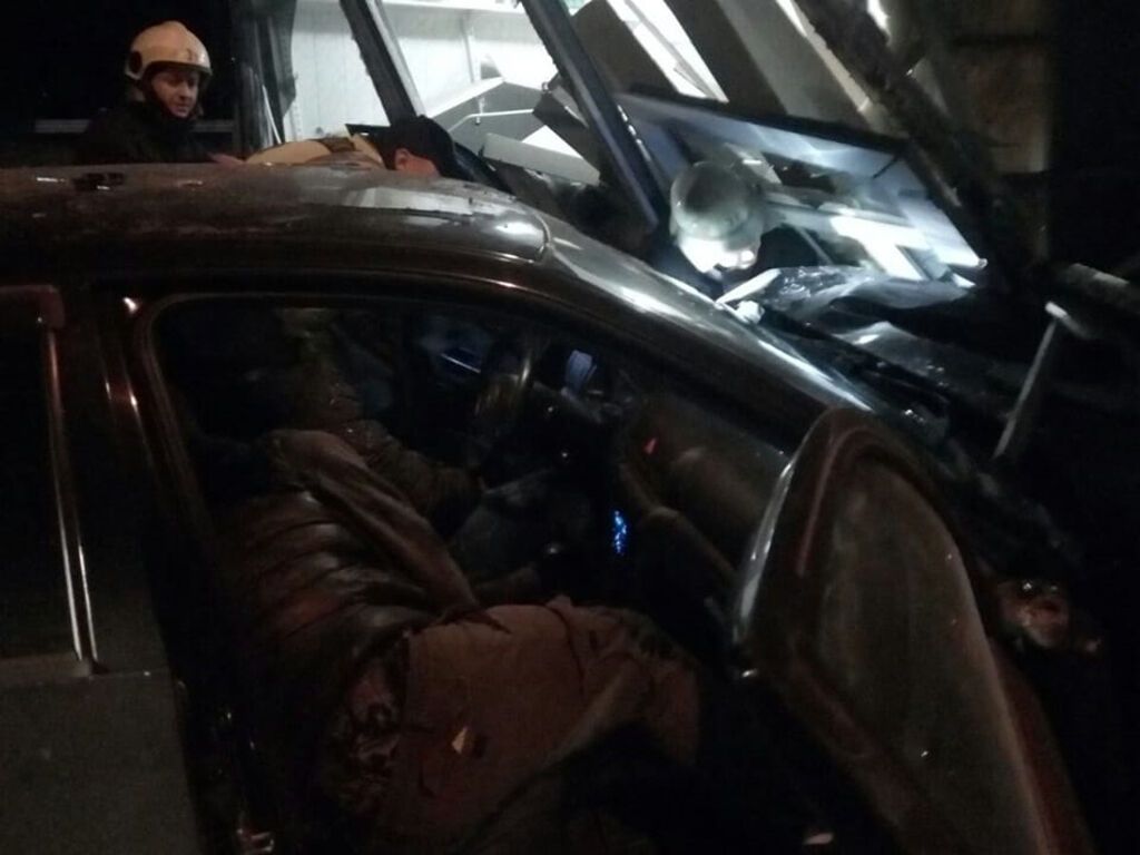 Дніпропетровська область: надзвичайники деблокували двох людей з понівеченої автівки