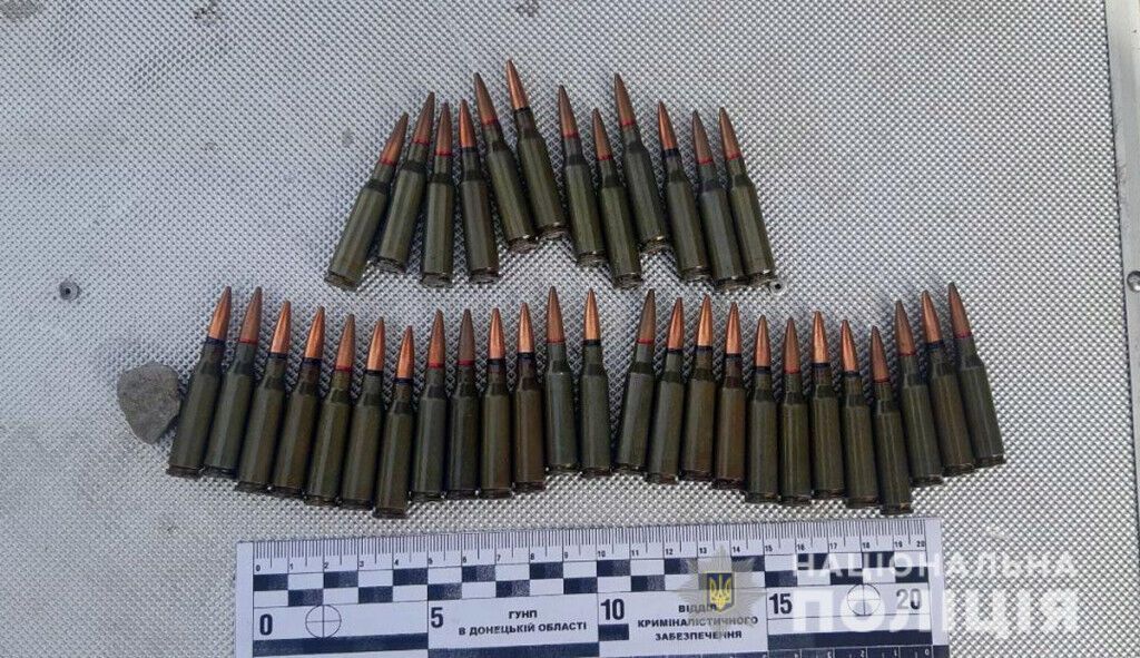 Поліцейські Маріуполя вилучили у місцевого мешканця гранату та набої
