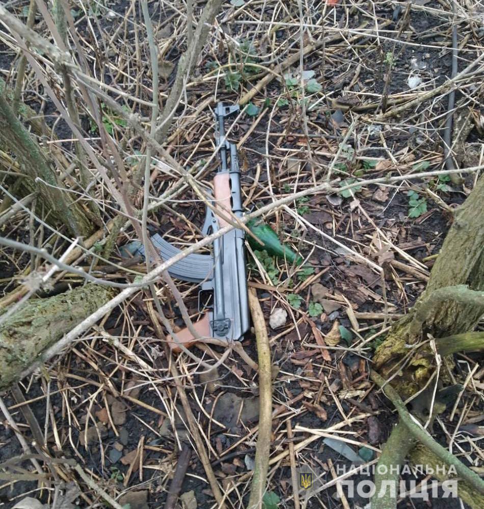На Харківщині поліцейські оперативно затримали чоловіків, які за ніч скоїли два розбої