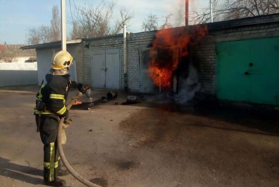 Дніпропетровська область: надзвичайники ліквідували пожежу в гаражі