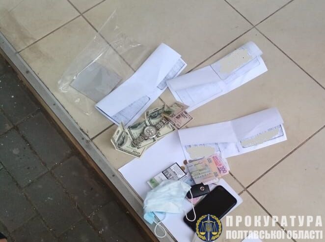 Прокуратура спільно з правоохоронцями викрили двох поліцейських, які підозрюються в одержанні неправомірної вигоди за видачу дозвільних документів на зброю (ФОТО)